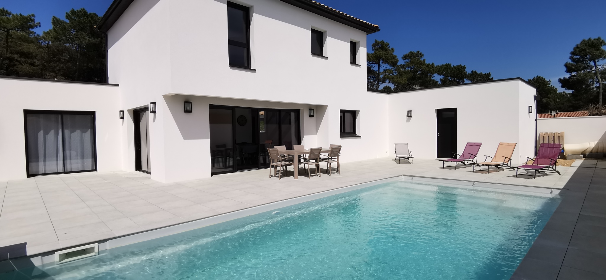 VILLA NEUVE - 130m² - PISCINE CHAUFFEE PRIVATIVE